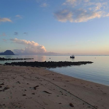 Caplage - Beachfront Ground Floor Apartment In Tamarin Esterno foto