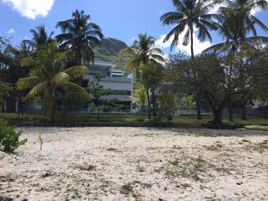 Caplage - Beachfront Ground Floor Apartment In Tamarin Esterno foto